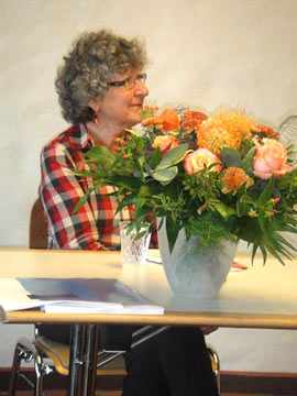 Präsidentin Rosmarie Bolliger nimmt Blumen entgegen